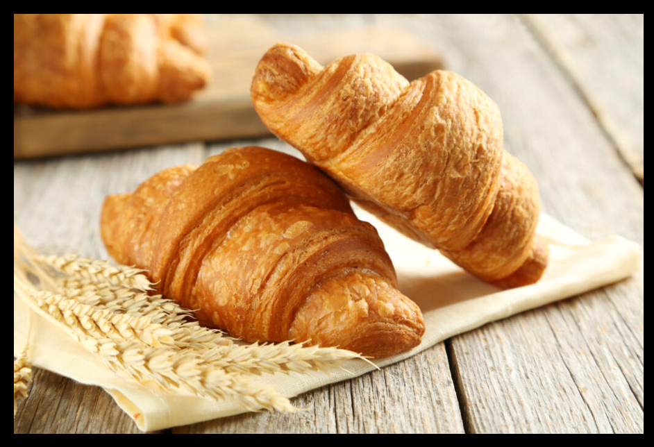 Obrazek przedstwaiający croissanty na stole